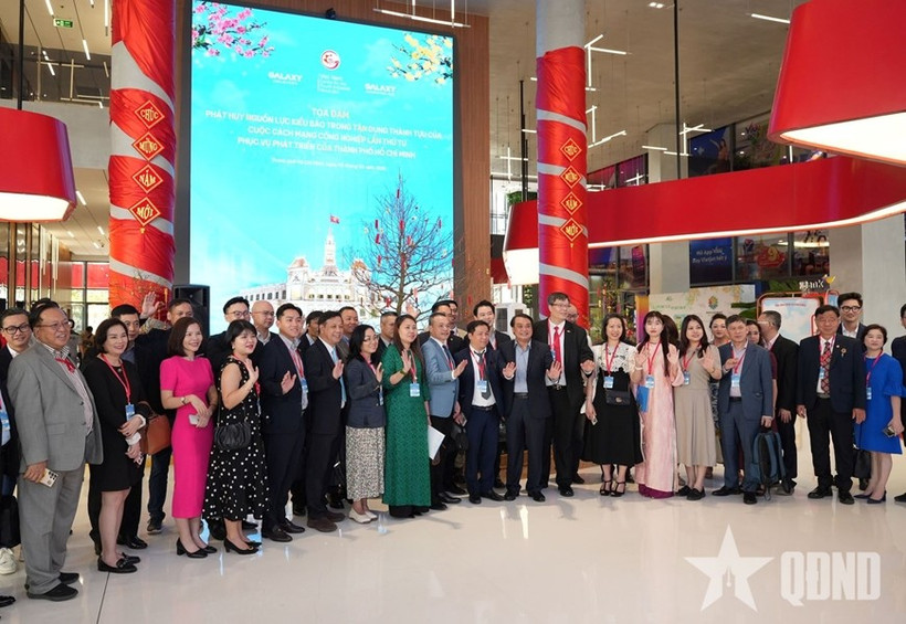 Les délégués de la diaspora lors du colloque intitulé « Valoriser les ressources des Vietnamiens d’outre-mer pour tirer parti des acquis de la quatrième révolution industrielle au service du développement de Ho Chi Minh-Ville ». Photo : Quan doi nhan dan