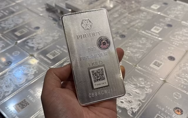 Au Vietnam, le prix de l'argent en lingots a même atteint 111 millions de dôngs (4 200 dollars américains) le kilogramme, témoignant d'un intérêt croissant de la part des particuliers et des investisseurs. Photo vietnmanet.vn