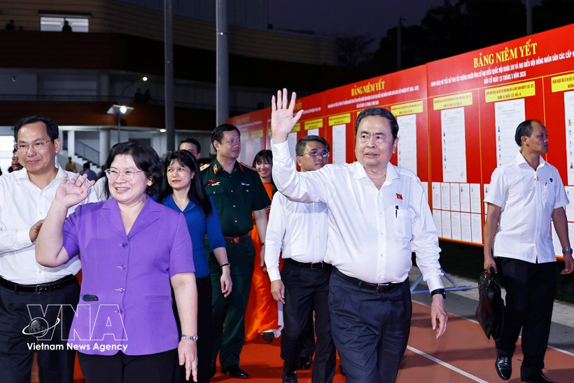 Le président de l’Assemblée nationale Trân Thanh Mân assiste à la soirée du camp d’enrôlement militaire dans la commune de Đông Thanh, à Hô Chi Minh-Ville. Photo : VNA