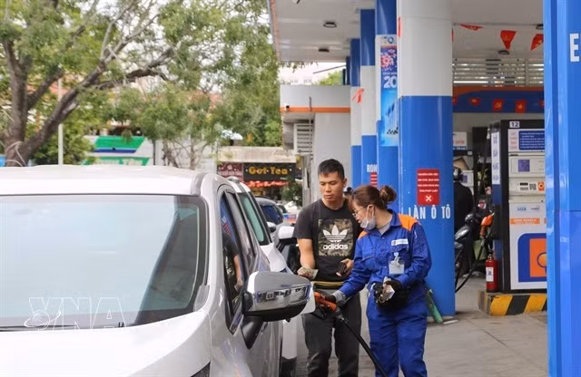 Le kérosène est temporairement exclu du calcul du prix de base du carburant. (Photo : VNA)