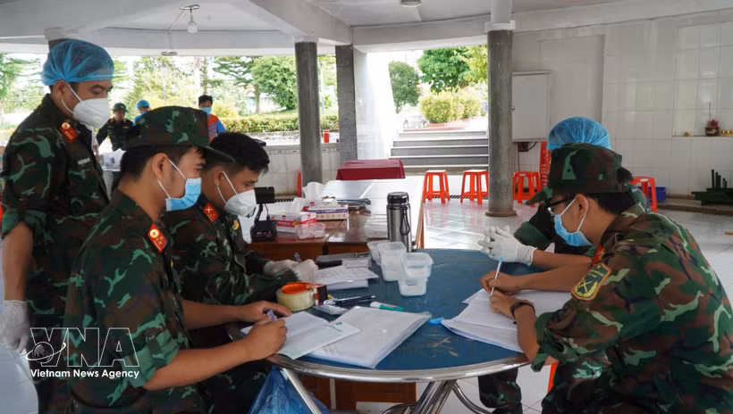 Les autorités de la province de Dông Thap procèdent à l’enregistrement des informations relatives aux tombes et aux échantillons des dépouilles de martyrs, en vue de la numérisation des données. Photo : VNA