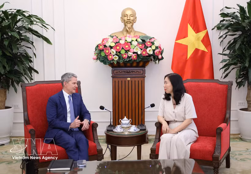 La vice-ministre des Affaires étrangères Lê Thi Thu Hang et levice-président exécutif de CNN International Commercial (CNNIC), Phil Nelson, Phil Nelson. Photo : VNA