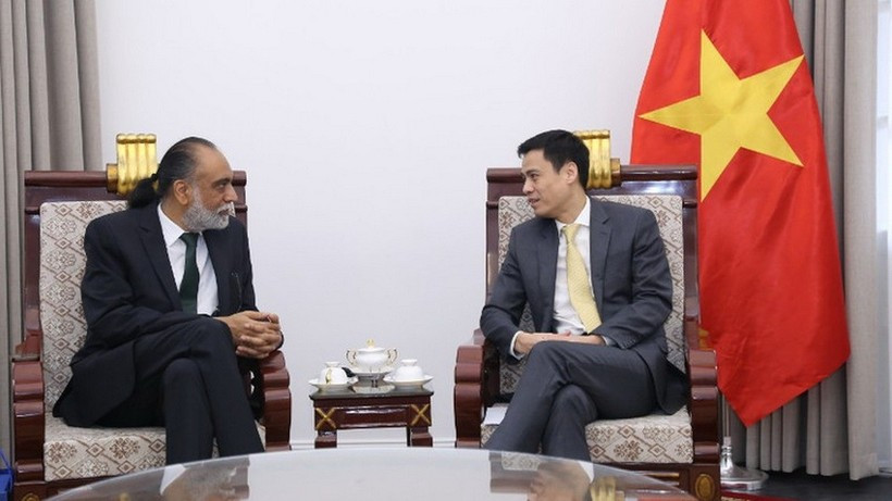 Le vice-ministre vietnamien des Affaires étrangères Dang Hoang Giang (droite) et Amandeep Singh Gill, Secrétaire général adjoint des Nations Unies et Envoyé spécial du Secrétaire général de l’ONU pour la technologie. Photo : VNA