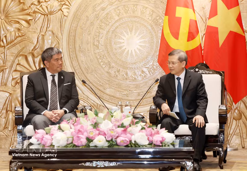 Lê Minh Tri, membre du Bureau politique, secrétaire du Comité central du Parti communiste du Vietnam (PCV) et chef de sa Commission des affaires intérieures (droite) et Isra Sunthornvut, vice-président du Parti démocrate de Thaïlande. Photo : VNA