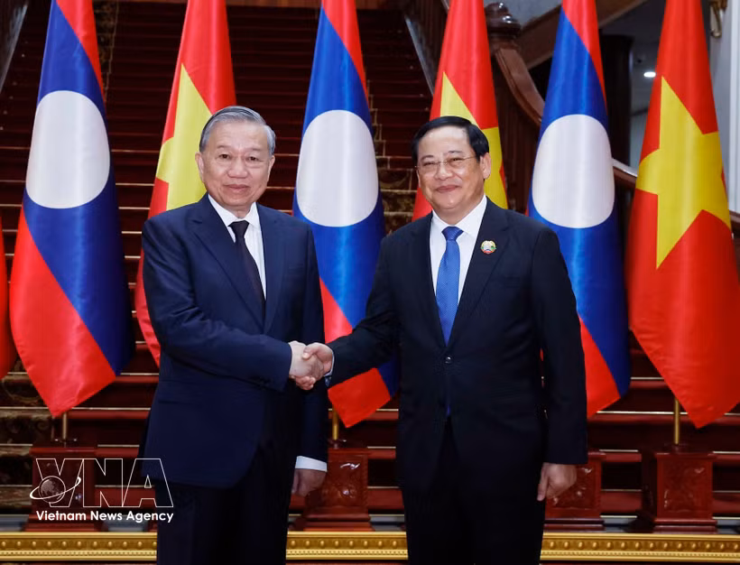 Le 1er décembre 2025 après-midi, à Vientiane, le secrétaire général To Lam a rencontré le Premier ministre lao Sonexay Siphandone. Photo : VNA