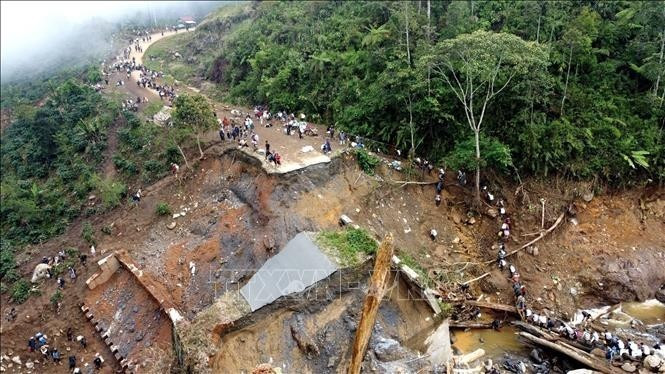 Un pont détruit par des inondations provoquées par de fortes pluies à Aceh, en Indonésie, le 9 décembre 2025. (Photo d’archives : Xinhua/VNA)