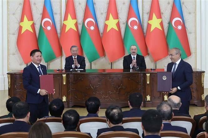 Le président azerbaïdjanais Ilham Aliyev et le secrétaire général du Parti communiste du Vietnam, Tô Lâm, assistent à l’échange de documents de coopération. Photo : VNA