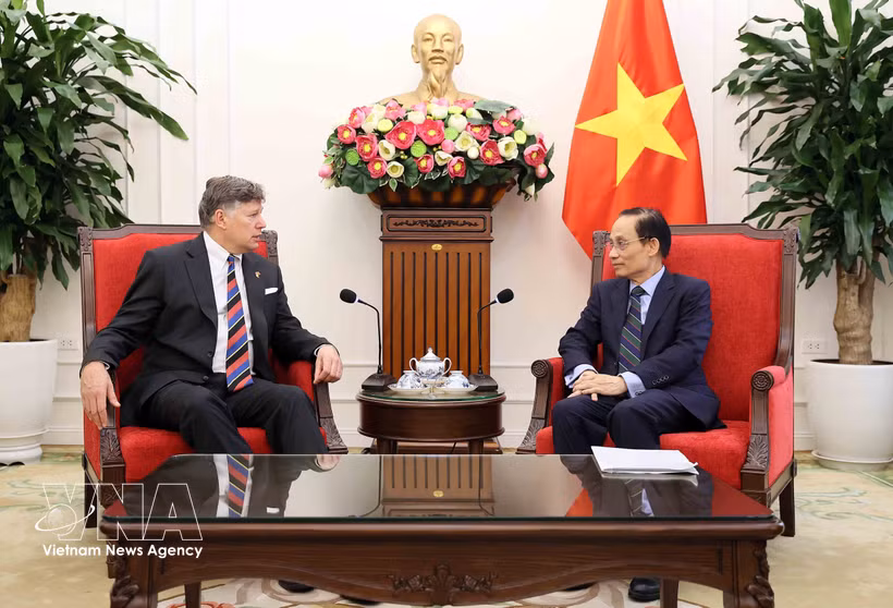 Le membre du Bureau politique et ministre vietnamien des Affaires étrangères, Lê Hoài Trung (droite) et le secrétaire d’État adjoint américain Christopher Landau. Photo : VNA