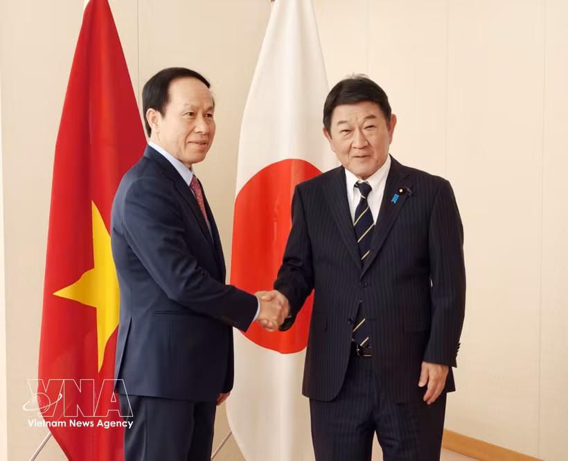 Le vice-Premier ministre vietnamien Lê Tiên Châu (gquche) et le ministre japonais des Affaires étrangères, Motegi Toshimitsu. Photo : VNA