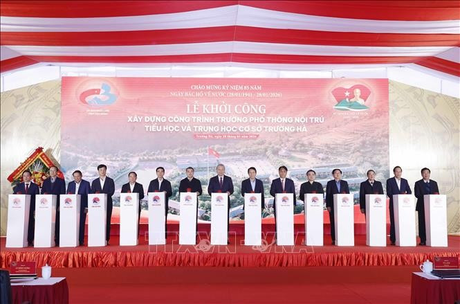Le secrétaire général du Parti, To Lam (au centre), assiste le 28 janvier à la cérémonie de pose de la première pierre de l'internat primaire et secondaire de Truong Ha, dans la commune de Truong Ha, province de Cao Bang (Nord). Photo : VNA