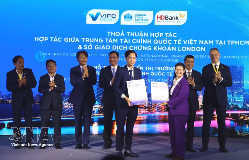 Accord de coopération entre le VIFC-HCMC et la Bourse de Londres visant à soutenir le développement du marché des capitaux au Centre financier international du Vietnam. Photo : VNA