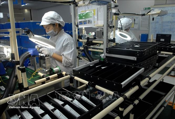 Chaîne de production d’équipements électroniques et de dispositifs d’éclairage pour automobiles et motocyclettes à la société Vietnam Stanley Electric Co., Ltd., à Hà Nội. Photo d’archives : VNA