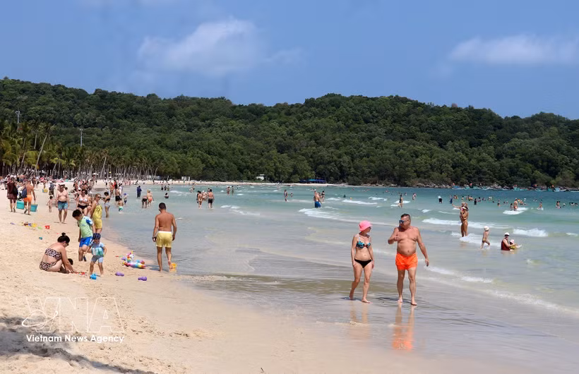 Des touristes profitent de la plage de Bai Khem, située dans le sud de l'île de Phu Quoc. Photo : VNA