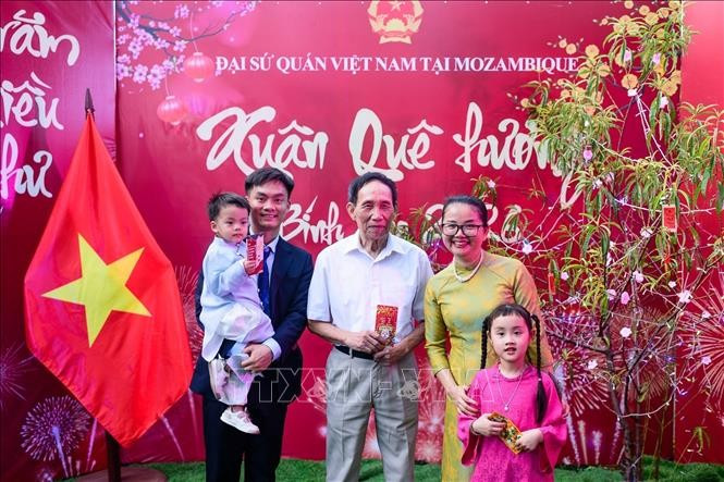 Distribution de l’étrenne du Nouvel An aux représentants des personnes âgées et aux enfants au Mozambique. Photo : Ambassade du Vietnam au Mozambique