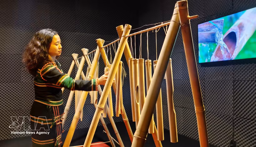 L’espace « Les sons de l’eau », au Pavillon du son, reproduit le bruit de l’eau circulant à travers un réseau de tubes en bambou, créant des sonorités originales qui évoquent l’harmonie entre la nature et l’art. Photo : VNA