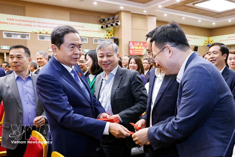 Le président de l'Assemblée nationale, Tran Thanh Man (à gauche), présente ses vœux de Nouvel An aux fonctionnaires et employés de la Cour des comptes de l'État le 23 février. (Photo : VNA)