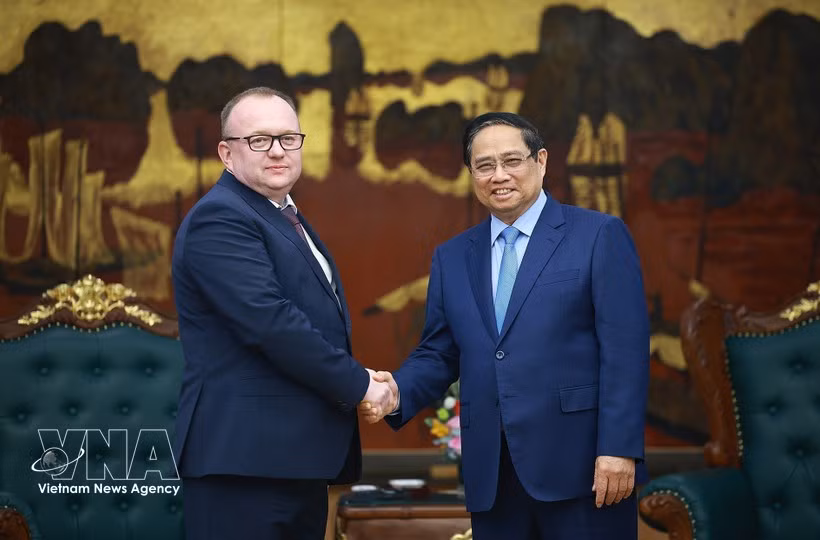 Le Premier ministre Pham Minh Chinh (à droite) et le président du Comité d'expertise médico-légale de l'État biélorusse, Volkov Alexei Aleksandrovich, lors de leur rencontre le 2 avril (Photo : VNA)
