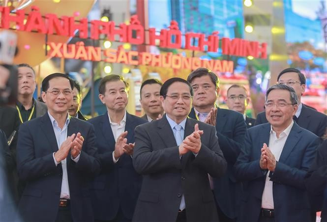 Le Premier ministre hautement apprécie les préparatifs de la Foire. Photo : VNA