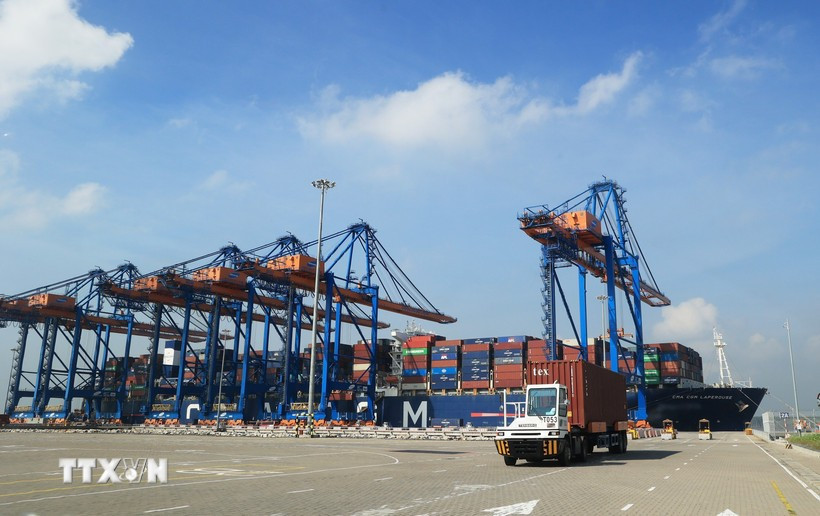 Des camions de conteneurs au port international de Gemalink, au sein du complexe portuaire de Cai Mep (quartier de Tân Phuoc). Photo : VNA