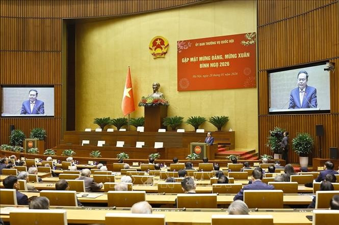 Le président de l'Assemblée nationale, Tran Thanh Man, a présidé le 28 janvier une réunion avec d'anciens dirigeants de l'Assemblée nationale. Photo : VNA