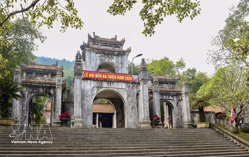 Entrée du temple Bà Triêu. Photo : VNA