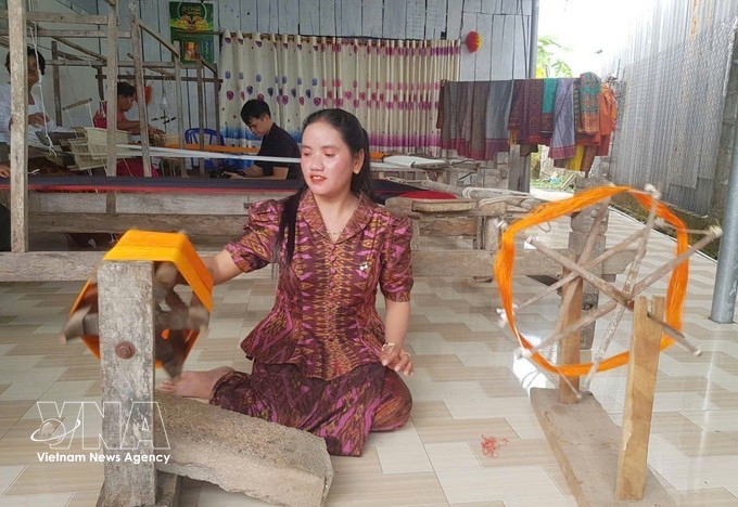 Des femmes khmères de la commune d’An Cư, province d’An Giang, s’emploient à préserver et à valoriser le métier traditionnel de tissage de brocart de leur communauté. Photo : VNA