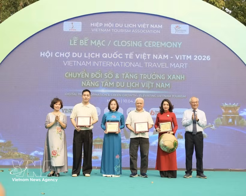 Le Comité d’organisation de la VITM 2026 rend hommage aux sponsors. Photo : VNA