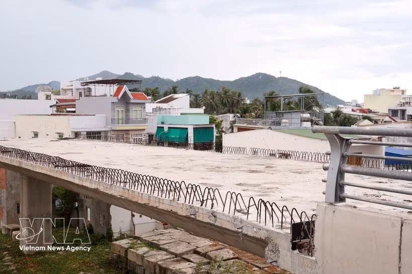 Le projet d'échangeur de Ngoc Hoi, dans le quartier de Tay Nha Trang (province de Khanh Hoa), dont certains éléments restent à achever. Photo d'illustration : VNA