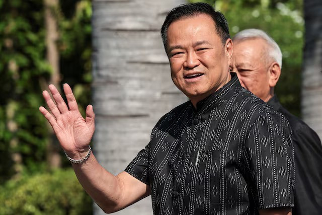 Le Premier ministre par intérim de Thaïlande et chef du parti Bhumjaithai, Anutin Charnvirakul, fait un geste en se rendant à une réunion du cabinet à la Maison du gouvernement, après la victoire de son parti aux élections générales, à Bangkok, en Thaïlande, le 10 février 2026. (Photo : Reuters)