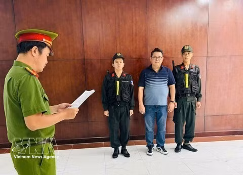 Nguyên Thành Hiêp écoute les autorités d'enquête lui notifier les décisions de procédure. Photo : VNA