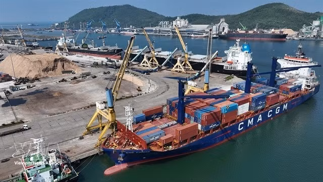 Les conteneurs sont déchargés au port international de Nghi Son, dans la province de Thanh Hóa. Photo : VNA