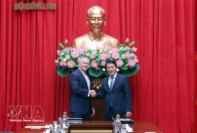 Le ministre Luong Tam Quang reçoit le secrétaire d'État adjoint américain Michael George DeSombre. Photo : VNA.