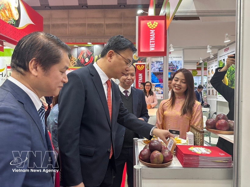 L’ambassadeur du Vietnam au Japon, Pham Quang Hieu, visite un stand présentant des fruits vietnamiens. Photo : VNA