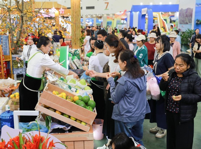 Un grand nombre de visiteurs au stand des produits typiques et emblématiques de la province de Son La pour acheter des spécialités locales. Photo: VNA