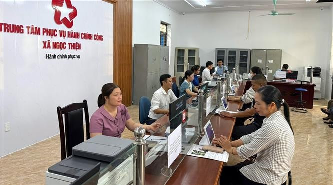 Au Centre de services administratifs publics de la commune de Ngoc Thien. Photo : VNA
