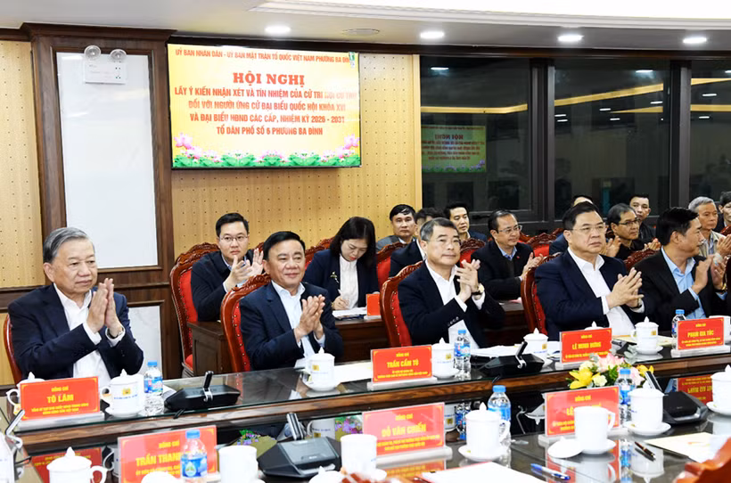 Le secrétaire général To Lam et des délégués lors de la conférence visant à recueillir les avis des électeurs du lieu de résidence. Photo : daibieunhandan.vn