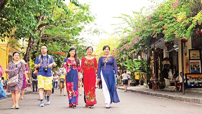 Des touristes à Hoi An, province de Quang Nam. Photo : nhandan.vn