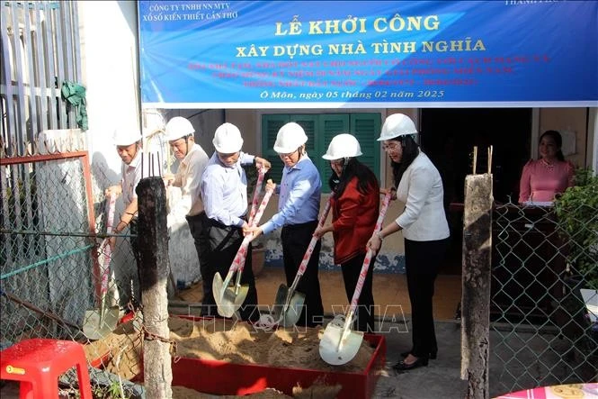 Début de la construction de maisons pour les personnes ayant rendu des services méritoires dans la ville de Can Tho. Photo : VNA