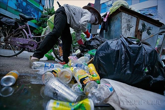 La pollution causée par les déchets plastiques devient de plus en plus préoccupante, menaçant gravement le cadre de vie humain. Photo d'illustration: VNA