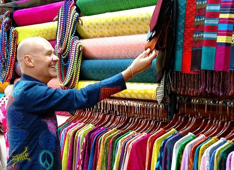 L'ambassadeur des Pays-Bas au Vietnam, Kees van Baar, visite le village de la soie de Van Phuc, Hanoï, à l'occasion du Nouvel An lunaire 2025. Photo : ambassadeur des Pays-Bas au Vietnam