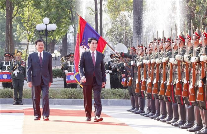 Cérémonie d’accueil officielle du président Luong Cuong en visite d’État au Laos. Photo: VNA