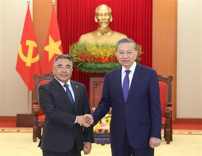 Le secrétaire général du Parti communiste du Vietnam (PCV), Tô Lâm, et l’ambassadeur des Philippines au Vietnam, Meynardo Los Banos Montealegre. Photo: VNA