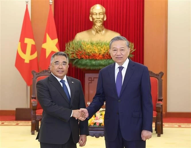 Le secrétaire général du Parti communiste du Vietnam (PCV), Tô Lâm, et l’ambassadeur des Philippines au Vietnam, Meynardo Los Banos Montealegre. Photo: VNA