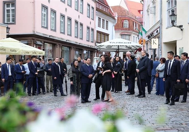 Le Premier ministre Pham Minh Chinh et son épouse visitent la Vieille ville de Tallinn. Photo: VNA