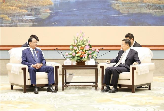 Le général Trân Quang Phuong, membre du Comité central du Parti communiste du Vietnam (PCV) et vice-président de l’Assemblée nationale, et Wang Xiaohui, membre du Comité central du Parti communiste chinois (PCC) et secrétaire du Comité provincial du PCC du Sichuan. Photo: VNA
