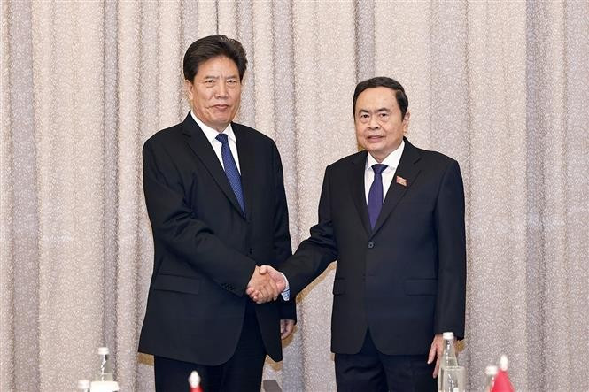 Le président de l’Assemblée nationale du Vietnam, Trân Thanh Mân (droite), et Lobsang Gyaltsen, vice-président du Comité permanent de l’Assemblée populaire nationale (APN) de Chine. Photo: VNA