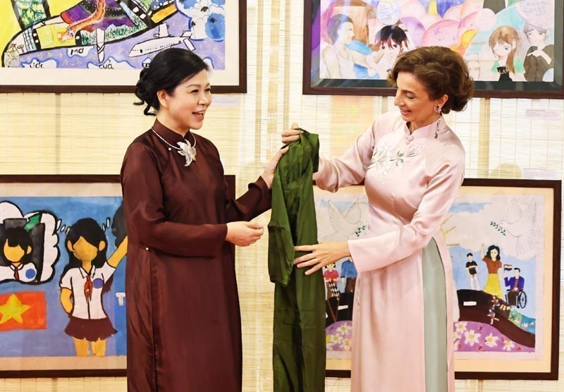 L’épouse du leader du Parti, Ngo Phuong Ly, et la directrice générale de l’UNESCO, Audrey Azoulay. Photo: tuoitre.vn