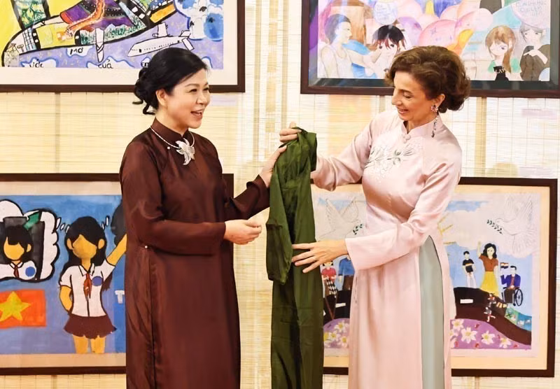 L’épouse du leader du Parti, Ngo Phuong Ly, et la directrice générale de l’UNESCO, Audrey Azoulay. Photo: tuoitre.vn