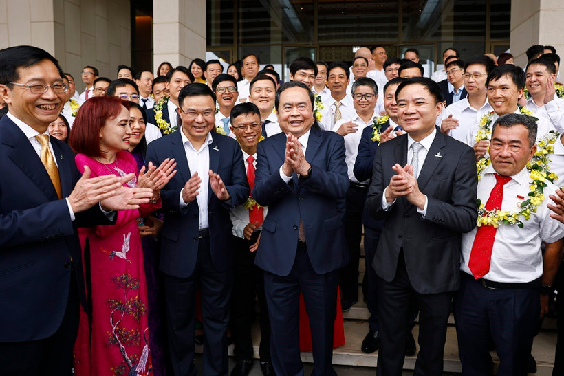 Le président de l’Assemblée nationale, Tran Thanh Man, et les travailleurs exemplaires du secteur pétrolier. Photo: VNA