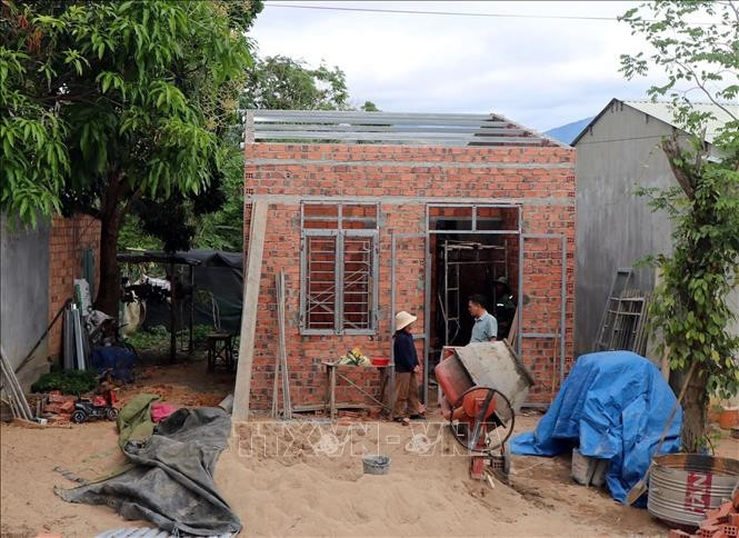 Le district de Kon Ray (province de Kon Tum) oeuvre à éliminer les maisons précaires et délabrées. Photo : VNA